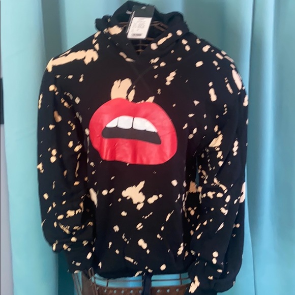 NWT hooded..lip print/splatter paint sweatshirt. - Picture 2 of 4